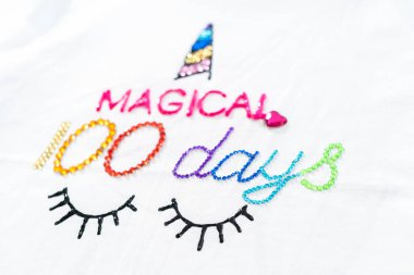 100 günlük okul kutlaması için kız tişörtleri süslüyorsun..