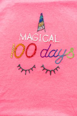 Düz yatıyordu. 100 günlük okul kutlaması için kız tişörtleri süslüyorsun..