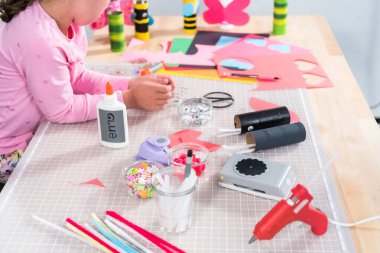 Evde eğitim görürken tuvalet kağıdı rulolarından farklı böcekler yapmak..