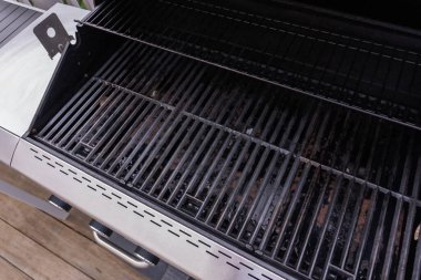 Temiz altı ocaklı ızgara yaz ızgarasına hazır..