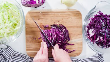 Düz yatıyordu. Adım adım. Ağaç kesme tahtasıyla organik lahana doğruyorum..