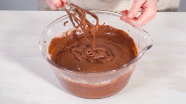 Adım adım. Çikolatalı kekle çikolatalı keki karıştırmak için bardaktaki malzemeleri karıştırıyorum..