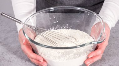 Adım adım. Limonlu kek hazırlamak için karıştırma kabının içindeki malzemeleri karıştırıyorum..