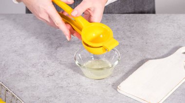 Adım adım. Limonlu kek pişirmek için taze limon sıkmak..