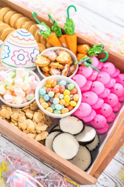 Paskalya şekerleri, kurabiyeler ve şekerlemelerle şarküteri kurulumu.