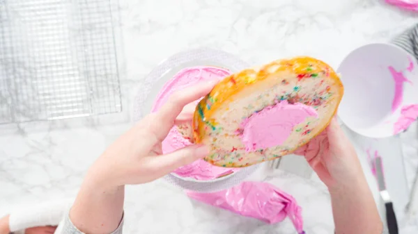 Deitado Passo Passo Frosting Camadas Bolo Funfetti Redondas Com Cobertura — Fotografia de Stock