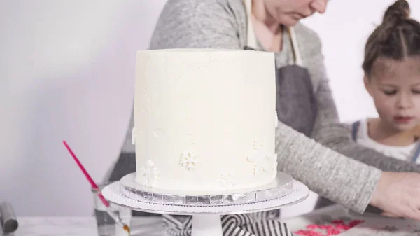 Adım Adım Yuvarlak Funfetti Pastasını Pembe Beyaz Fondant Kar Taneleriyle — Stok fotoğraf