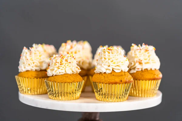 Pumpkin Spice Cupcake Італійським Butcream Спринклерки Коржі Торта — стокове фото