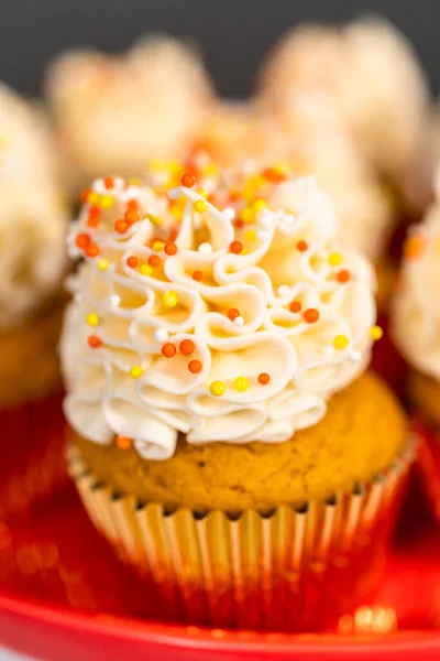 Pompoen Specerij Cupcake Met Italiaanse Boterroom Hagelslag Een Taart Standaard — Stockfoto