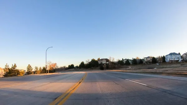 Condução Estradas Típicas Pavimentadas América Suburbana — Fotografia de Stock