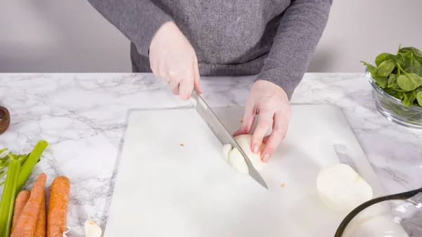 Kruipen Groenten Een Witte Snijplank Vegetarische Witte Bonensoep Koken — Stockfoto