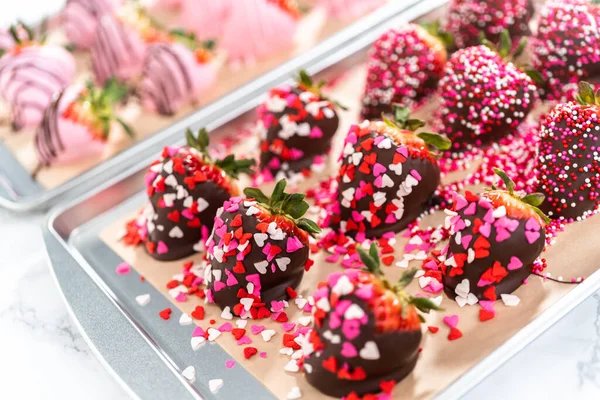 Schokolade Eingetauchte Erdbeeren Mit Streusel Bedeckt — Stockfoto