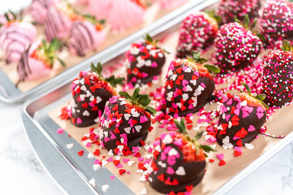 Шоколадная клубника, покрытая брызгами.