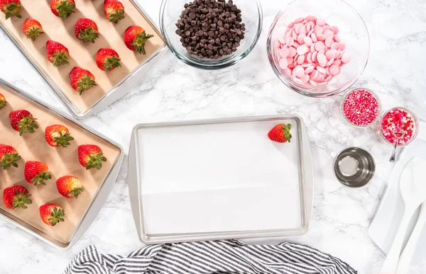 Ett Platt Ligg Ingredienser För Att Förbereda Chokladdoppade Jordgubbar — Stockfoto