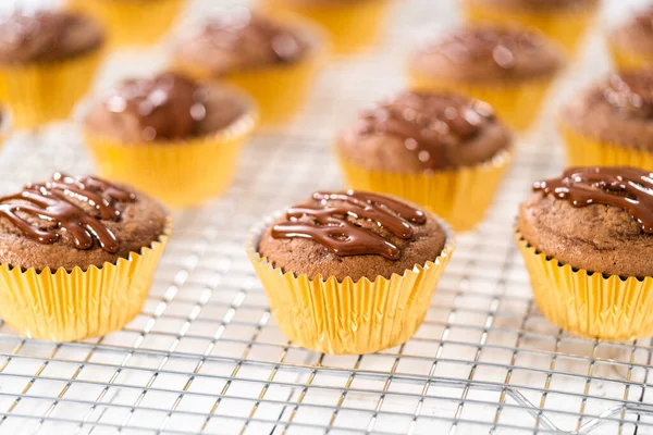 Drizzling Ganache Cioccolato Sulla Parte Superiore Cuocere Cupcake Lampone Cioccolato — Foto Stock