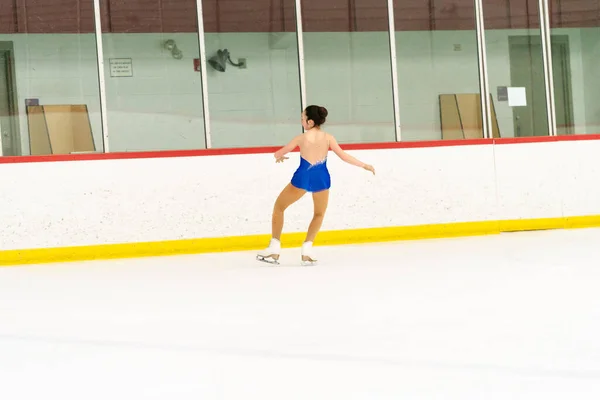 Teenagermädchen Übt Eiskunstlauf Auf Einer Überdachten Eisbahn — Stockfoto