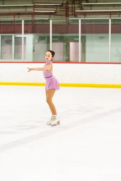 Ragazza Adolescente Che Pratica Pattinaggio Artistico Una Pista Pattinaggio Ghiaccio — Foto Stock