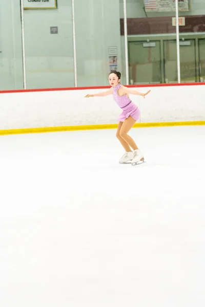 Ragazza Adolescente Che Pratica Pattinaggio Artistico Una Pista Pattinaggio Ghiaccio — Foto Stock