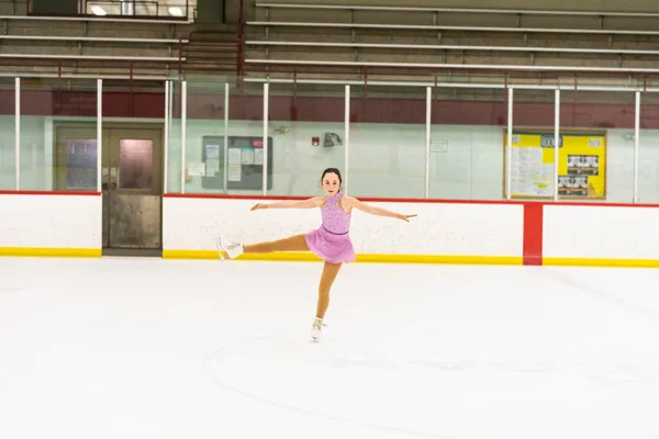 Tiener Meisje Oefenen Kunstschaatsen Een Indoor Schaatsbaan — Stockfoto