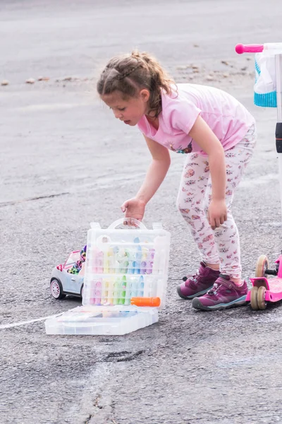 Klein Meisje Spelen Met Krijt Een Oprit Voorkant Van Het — Stockfoto