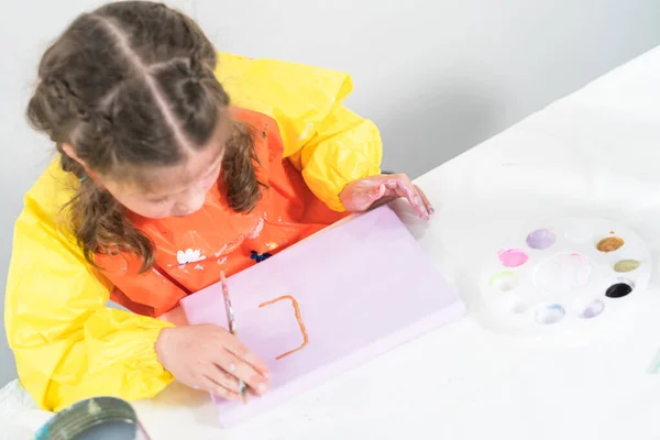 Μικρό Κορίτσι Που Εργάζεται Ένα Έργο Τέχνης Ακρυλικό Χρώμα Στο — Φωτογραφία Αρχείου