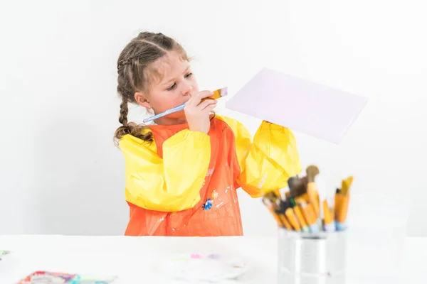 Liten Flicka Som Arbetar Med Ett Konstprojekt Med Hobbyfärg Hemskolan — Stockfoto