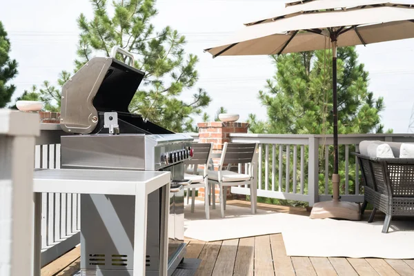 Outdoor Zes Pits Gas Grill Achterpatio Van Een Luxe Eengezinswoning — Stockfoto