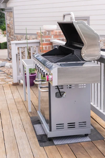 Outdoor Zes Pits Gas Grill Achterpatio Van Een Luxe Eengezinswoning — Stockfoto