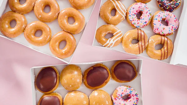 Deitado Variedade Donuts Comprados Loja Uma Caixa Papel Branco — Fotografia de Stock