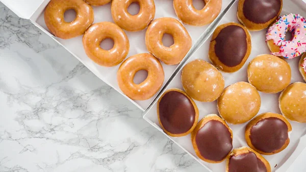 Acostado Variedad Donas Compradas Una Caja Papel Blanco — Foto de Stock