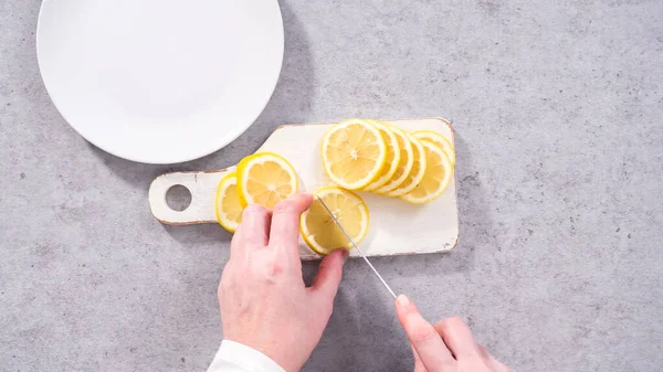 Acostado Paso Paso Cortar Rodajas Limón Orgánico Plato Blanco — Foto de Stock