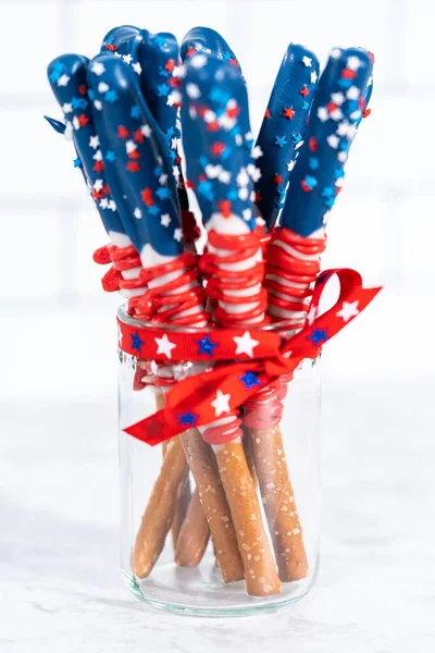 Barras Pretzel Cobertas Chocolate Caseiro Decoradas Como Bandeira Americana Frasco — Fotografia de Stock
