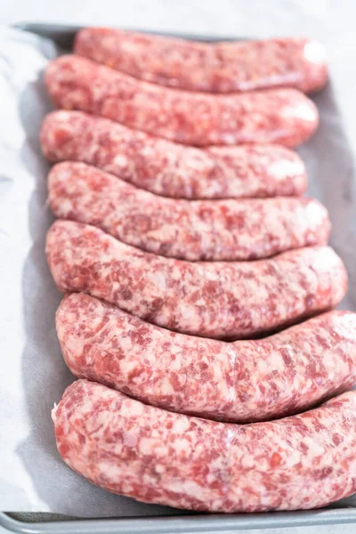 Rohe Bierbratwürste Der Reihe Auf Einem Kleinen Tablett — Stockfoto