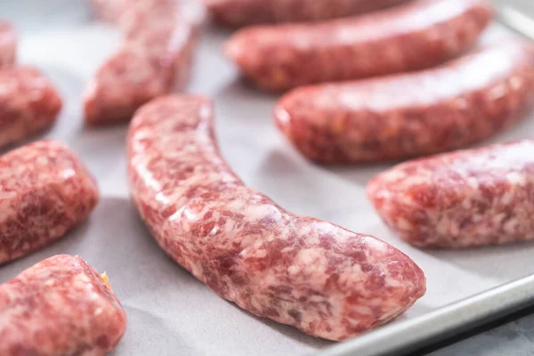 Bratwursts Cerveja Crua Uma Assadeira Forrada Com Pergaminho Pronto Para — Fotografia de Stock