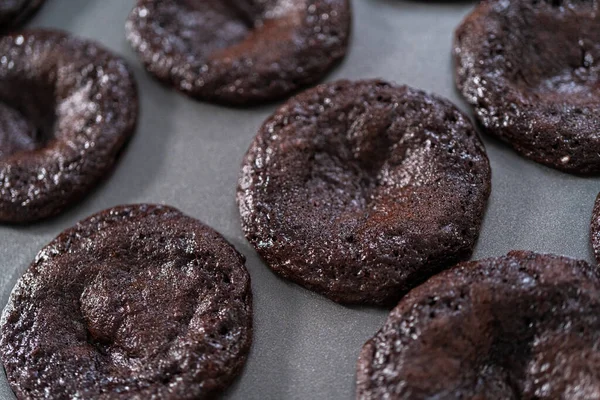 Chlazení Čerstvě Upečených Čokoládových Cupcakes Kovové Cupcake Pan — Stock fotografie