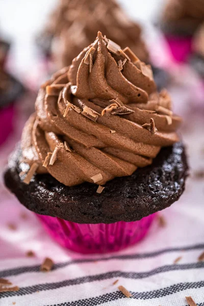 Piping Chocolat Ganache Glaçage Sur Dessus Cupcakes Chocolat — Photo