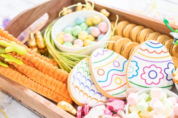 Montage Der Wurstplatte Mit Osterbonbons Plätzchen Und Marshmallows — Stockfoto