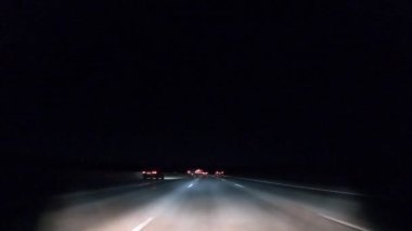 Amerika 'nın banliyölerinde tipik asfalt yollarda araba sürmek.