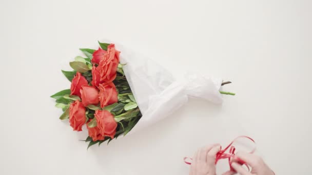 Флорист Заворачивает Красные Розы Красивый Букет — стоковое видео