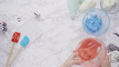 Kremalı üç katlı vanilyalı pasta yapıyorum.