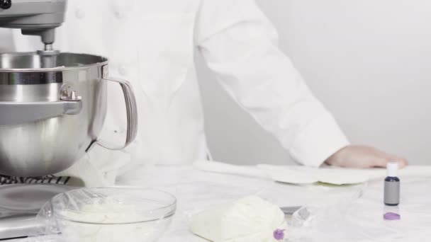 Изготовление Круглого Трехслойного Ванильного Торта Розетками Сливочного Крема — стоковое видео