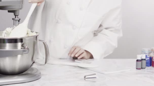 Изготовление Круглого Трехслойного Ванильного Торта Розетками Сливочного Крема — стоковое видео
