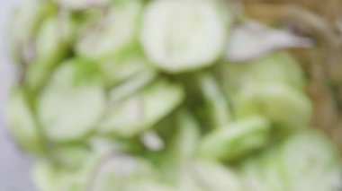 Beyaz arka planda cam bir kasede taze yeşil salata.