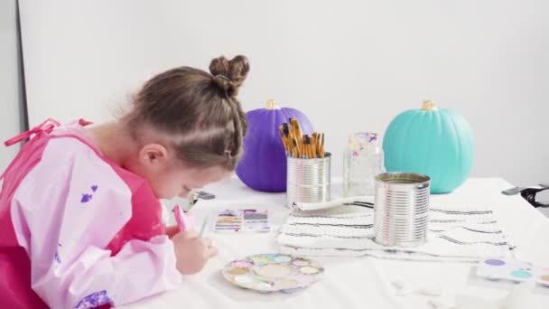 Menina Decorando Sua Abóbora Halloween Com Glitter — Vídeo de Stock