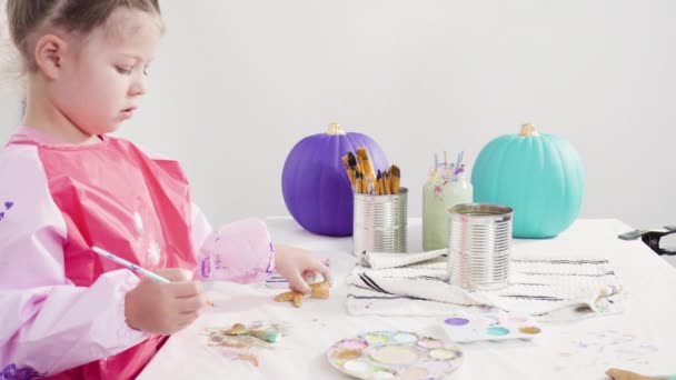 Menina Decorando Sua Abóbora Halloween Com Glitter — Vídeo de Stock