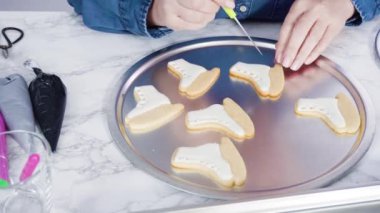 Buz pateni şekilli, pembe renkli şeker kurabiyeleri..