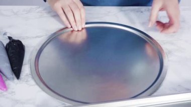 Buz pateni şekilli, pembe renkli şeker kurabiyeleri..