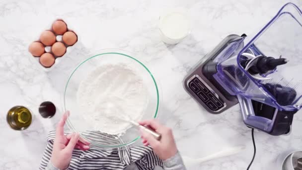 Pose Plate Mélange Ingrédients Dans Mélangeur Électrique Pour Faire Pâte — Video