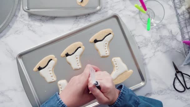 Zdobení Brusle Tvaru Cukru Cookies Růžovou Barvou Královské Polevy — Stock video