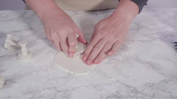 Schneeflocken Mit Ausstechformen Aus Weißem Fondant Auf Einer Marmortheke Ausschneiden — Stockvideo